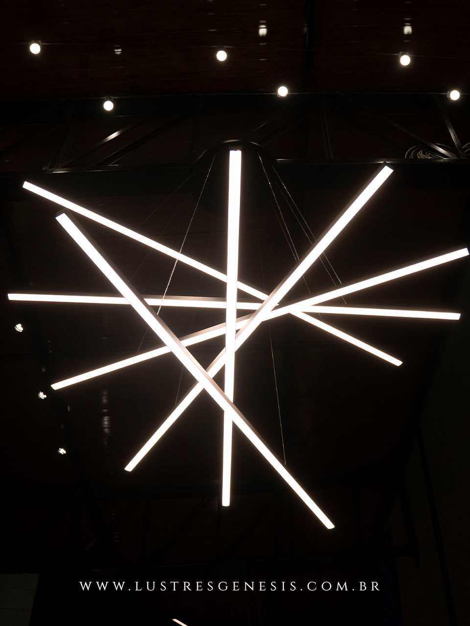 Lustre de LED preto modelo Asterisk sob medida, com design moderno e industrial, ideal para casas com pé direito duplo ou alto, da Lustres Gênesis.